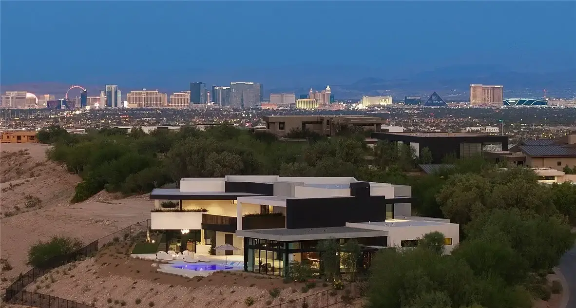 Contemporary home in Summerlin overlooking the Las Vegas skyline